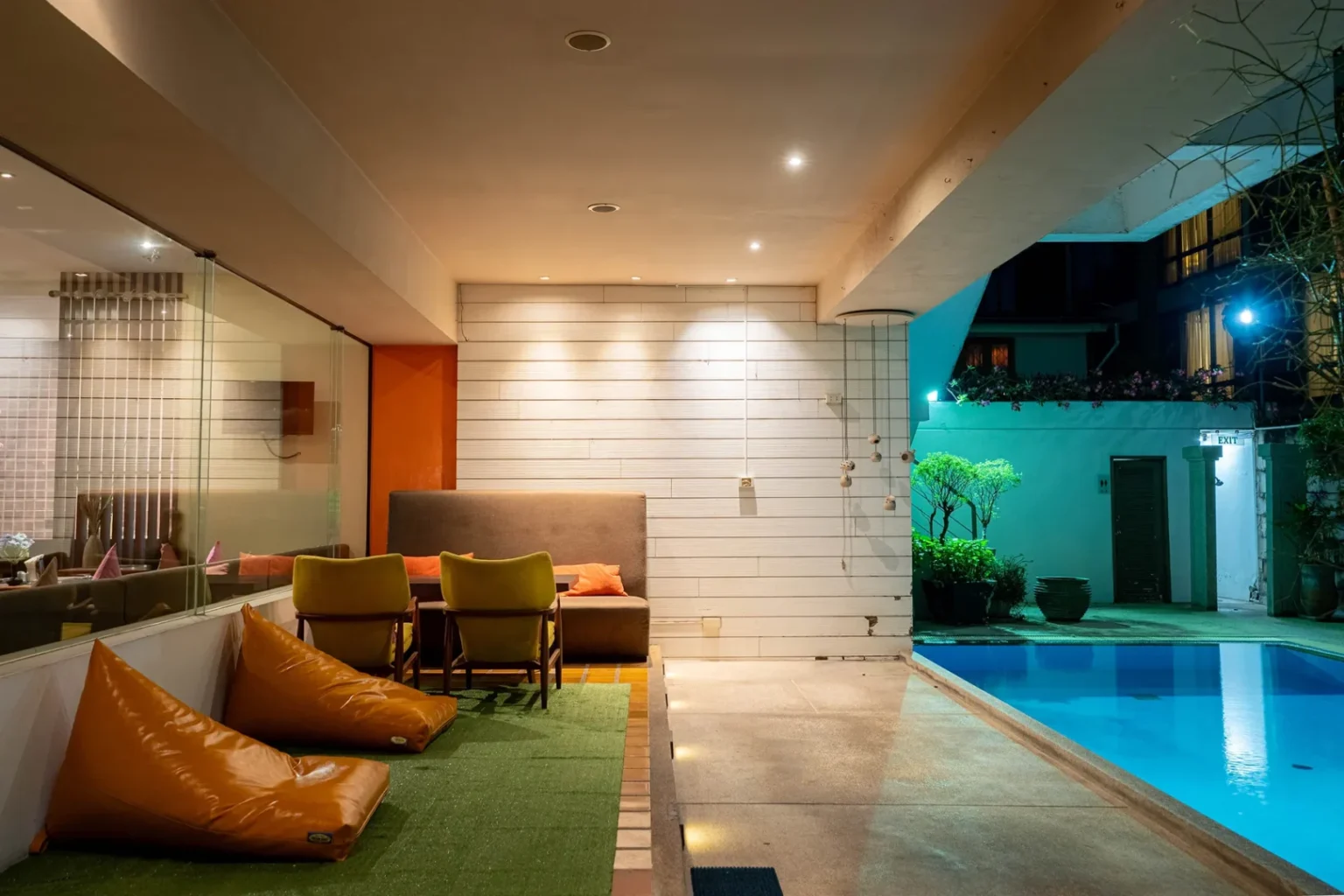 Swimming-Pool-BTS-Skytrain-Hotel