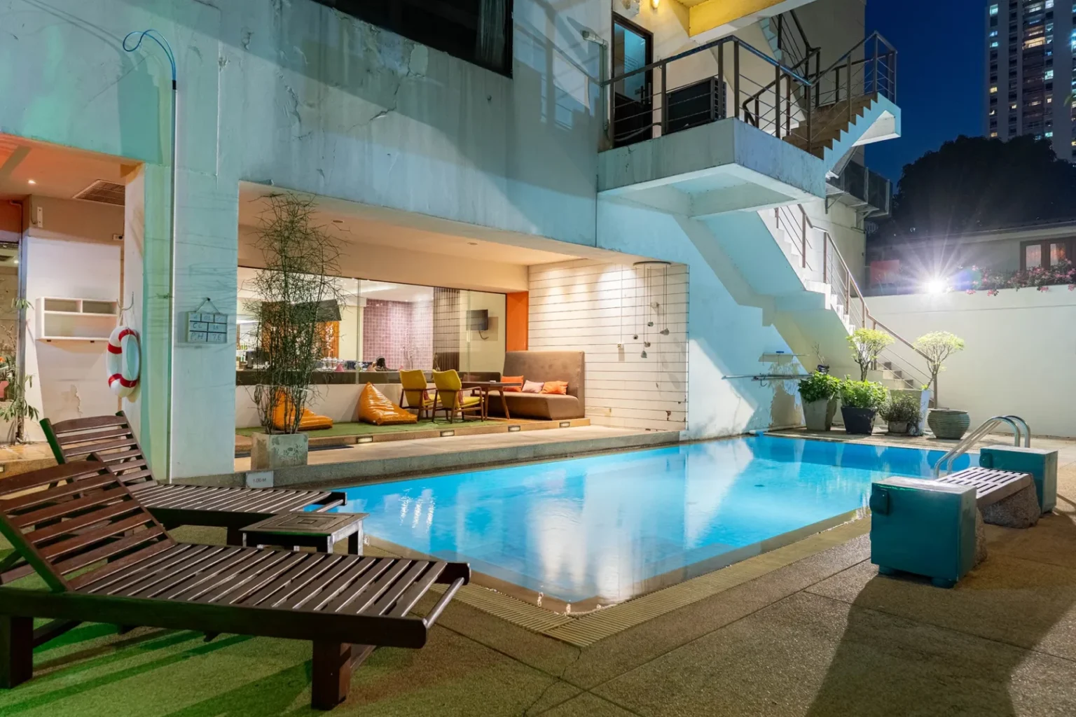 Swimming-Pool-Hotel-BTS-Skytrain